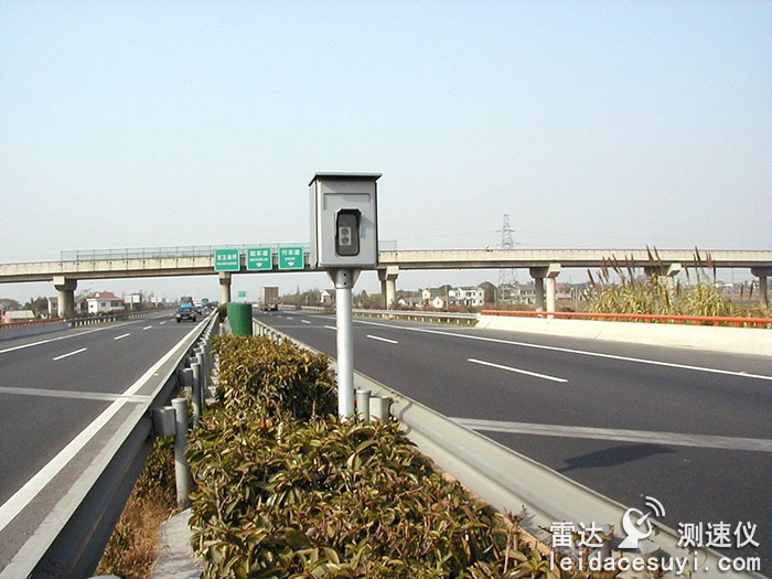 高速公路安装的雷达测速仪